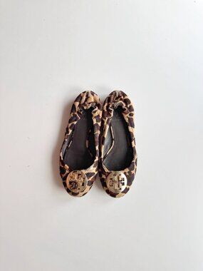 TORY BURCH Reva Leopard Calf Hair Leather Gold Medallion Ballet Flats, Size 8